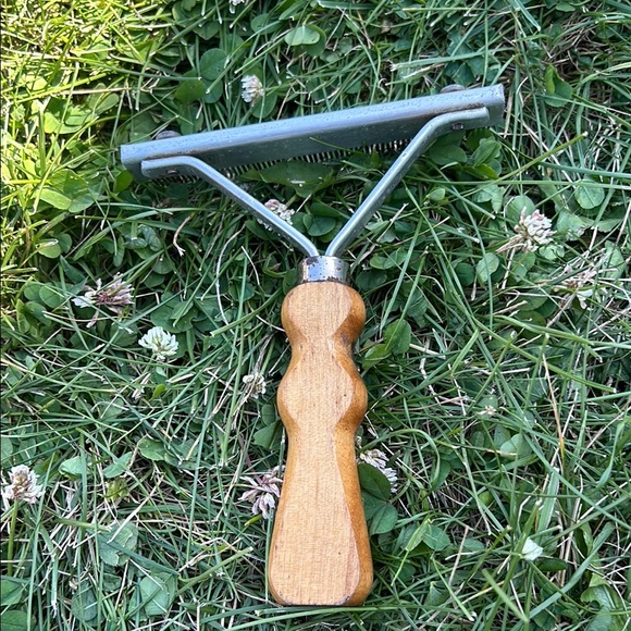 Wooden Handle Grooming Rake for Men - Picture 2 of 5